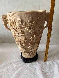 Vaso e portacenere in resina intagliata