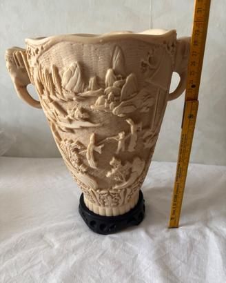 Vaso e portacenere in resina intagliata