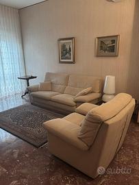 Divano e poltrona in alcantara color sabbia