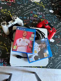 PlayStation 4 white + 2 joystick + Fifa 20 e 18