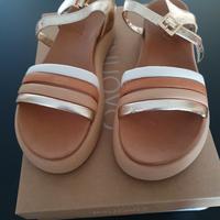 Sandalo in pelle con piccola zeppa