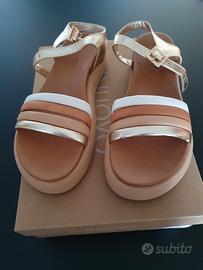 Sandalo in pelle con piccola zeppa