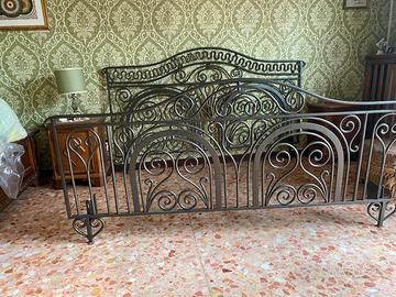 Antico letto in ferro battuto matrimoniale