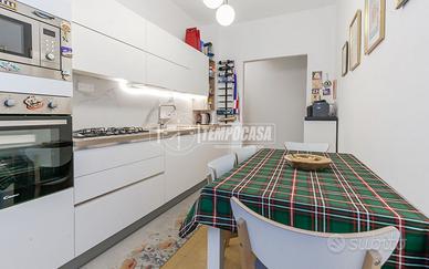 Ampio bilocale ristrutturato in stabile d'epoca -