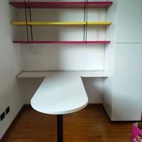  Scrivania e libreria