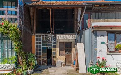 SOLUZIONE DA RISTRUTTURARE SENZA SPESE CONDOMINIAL