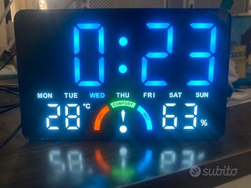 Orologio digitale a LED
