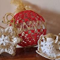 3 oggetti natalizi rivestiti all'uncinetto