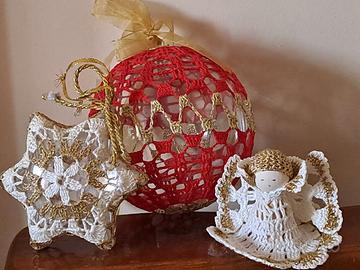 3 oggetti natalizi rivestiti all'uncinetto