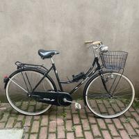 Coppia di biciclette da aggiustare