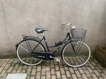 Coppia di biciclette da aggiustare