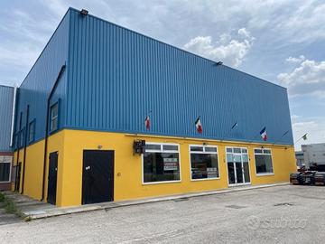 Locale Commerciale 206 mq fronte SS309