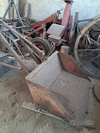 Pala agricola con attacco frontale