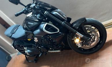 DUCATI DIAVEL V4