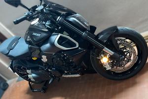 DUCATI DIAVEL V4