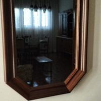 Specchio con cornice in legno massiccio