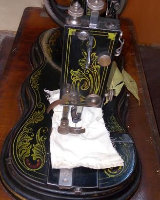 Macchina per cucire antica