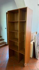 Libreria-mobiletto a scaffali in legno