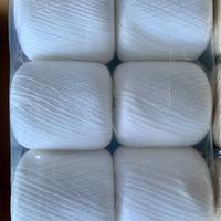 Gomitoli grandi di cotone bianco