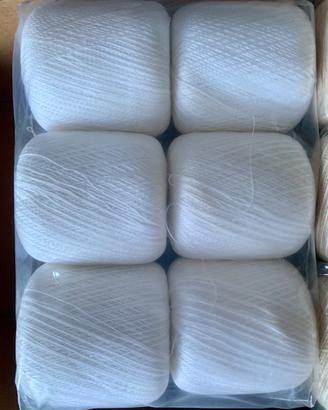 Gomitoli grandi di cotone bianco