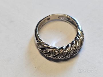 Anello in Oro Bianco con Brillanti