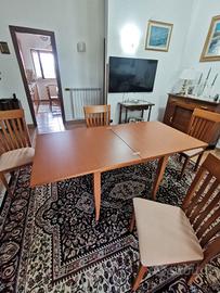 tavolo con sedie 