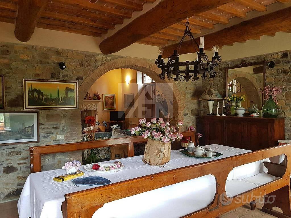 Rustico / Casale di 32420 m² con più di 5 locali e - Altro