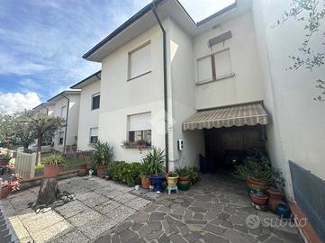 VILLA A SCHIERA A CAPANNORI