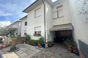 VILLA A SCHIERA A CAPANNORI