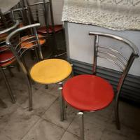 Sedia con seduta colorata in legno