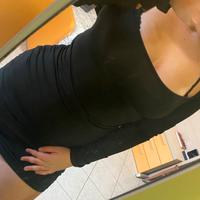 vestito nero con intrecci sulla schiena