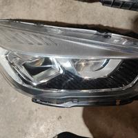 fanali anteriori Ford Kuga 2018