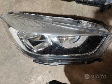 fanali anteriori Ford Kuga 2018