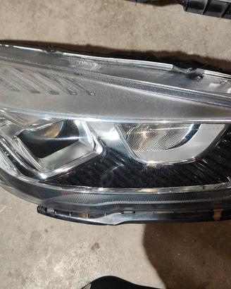 fanali anteriori Ford Kuga 2018
