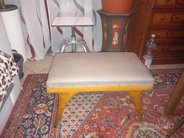 sgabello regolabile e piccola poltroncina 