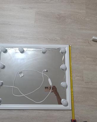 specchio da trucco con luci