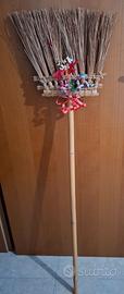 Scopa decorativa in saggina