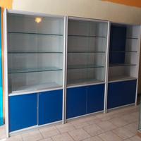 Librerie e mobili vari per negozio o ufficio.
