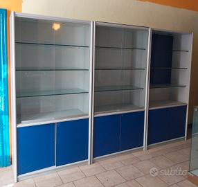 Librerie e mobili vari per negozio o ufficio.