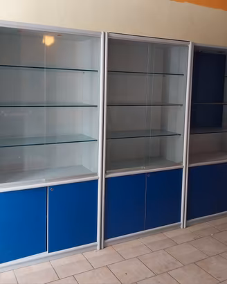 Librerie e mobili vari per negozio o ufficio.