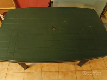 Tavolo in plastica verde