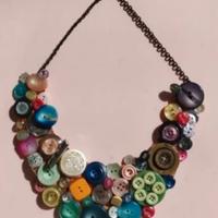 Collana  con bottoni multicolori artigianale.