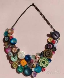 Collana  con bottoni multicolori artigianale.