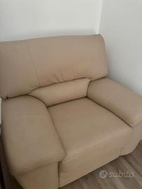 Poltrona beige in ecopelle – comoda e come nuova