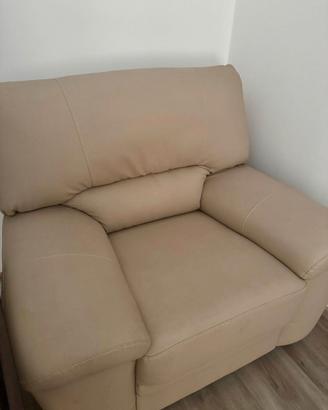 Poltrona beige in ecopelle – comoda e come nuova