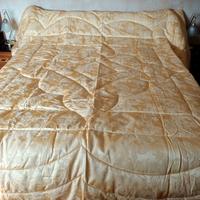 Trapunta matrimoniale color oro, damascato