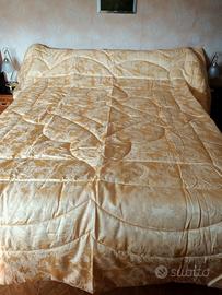 Trapunta matrimoniale color oro, damascato