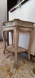 Comodino / mini consolle in stile liberty