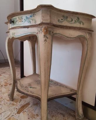 Comodino / mini consolle in stile liberty