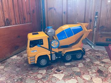 Betoniera camion cemento bruder